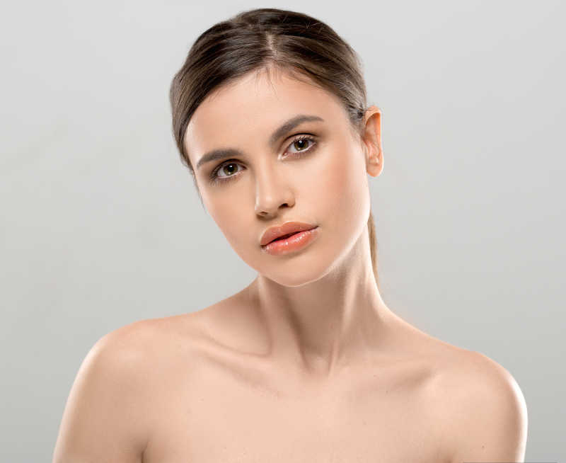 女人脸上的白色与性感的嘴唇特写镜头