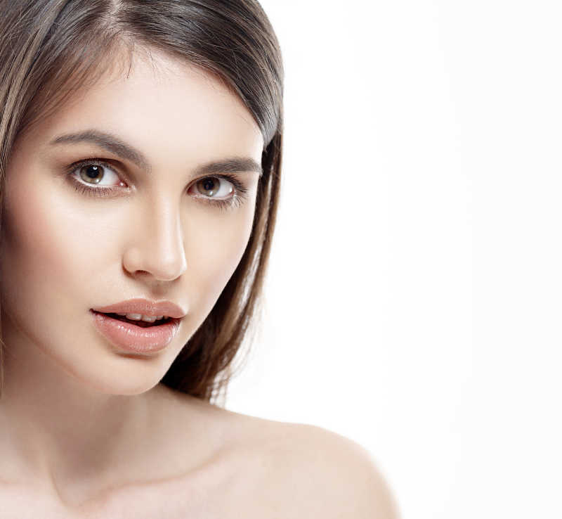 美丽的女人脸上的白色与性感的嘴唇镜头特写