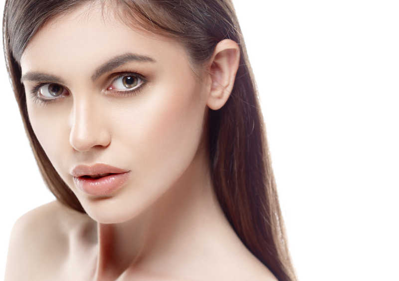 棕色头发美丽的女人脸上的白色与性感的嘴唇特写镜头