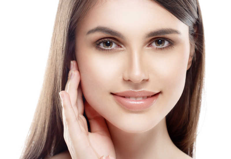 美丽的女人脸上白色与性感的嘴唇特写镜头