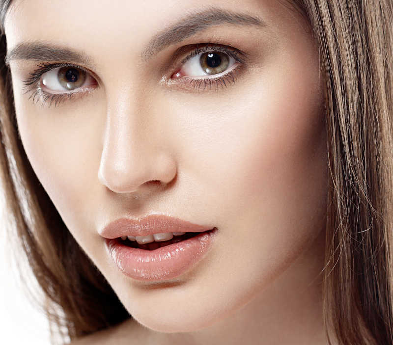 时尚美女脸上的白色与性感的嘴唇特写镜头