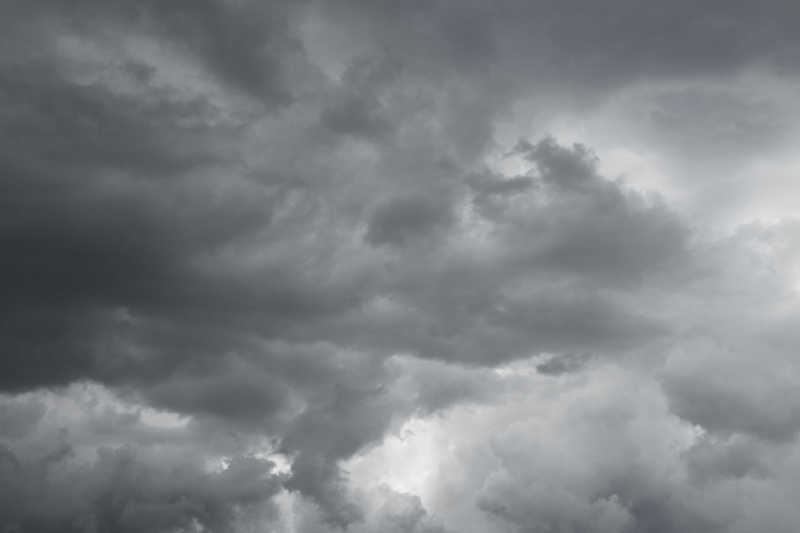 雷雨云在地平线的乌云