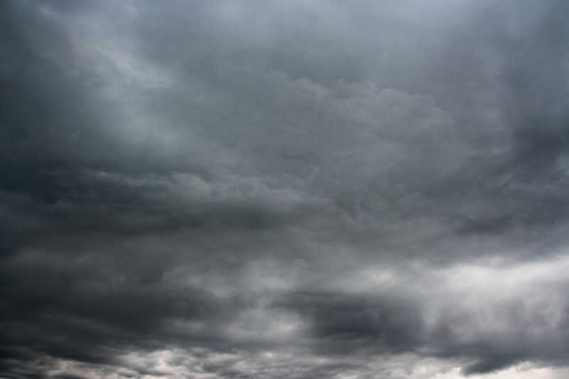 地平线上的雨云