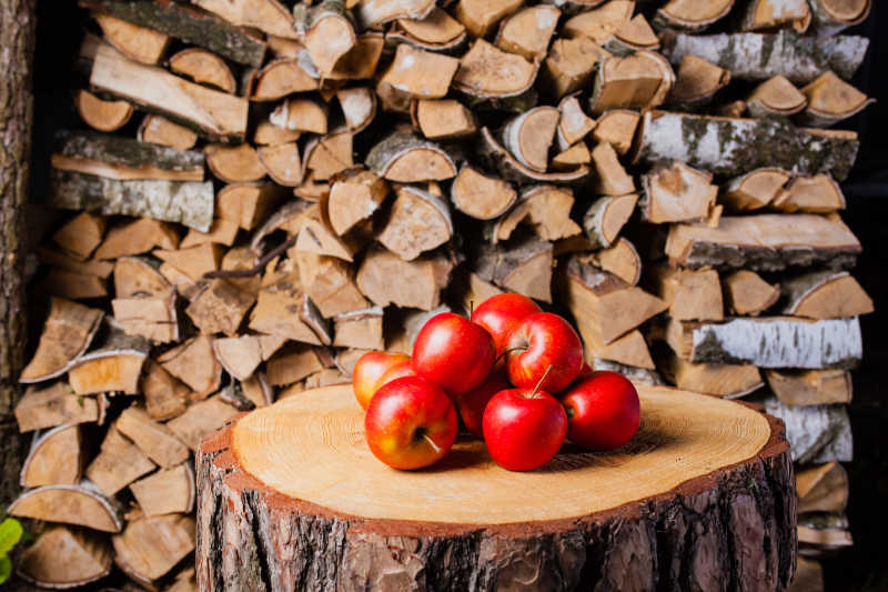 在桦树的背景下树桩上的一些苹果