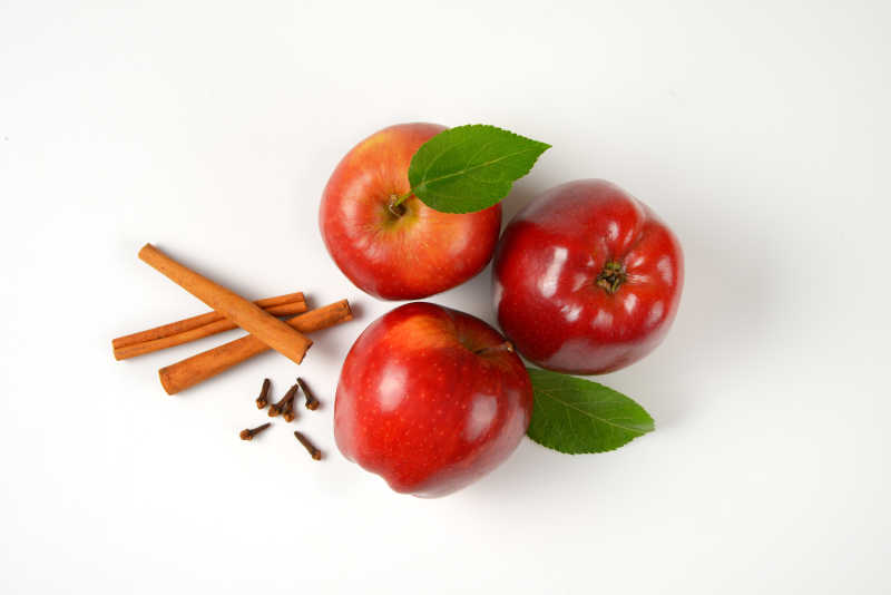 红苹果肉桂枝和干丁香