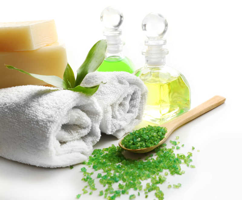 白色背景中水疗护理用品