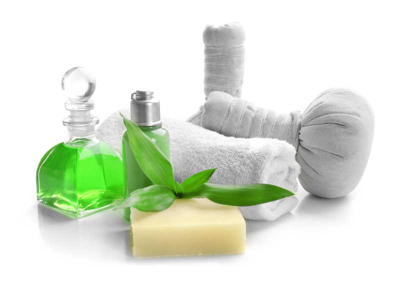 白色背景下的放松SPA套装特写