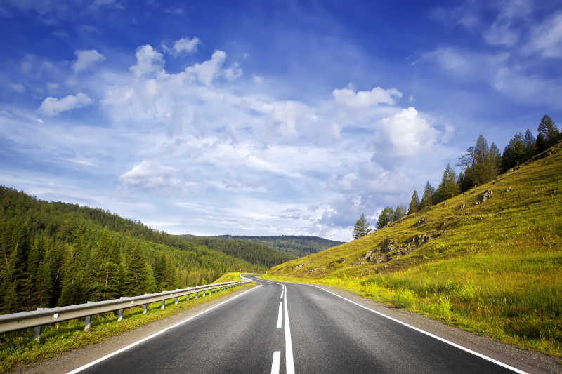 夏季宽广的道路景观