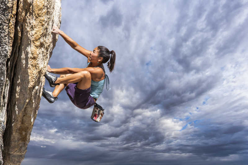 女攀岩者在做极限攀岩运动