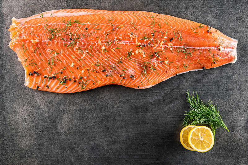 三文鱼身上的柠檬汁和莳萝