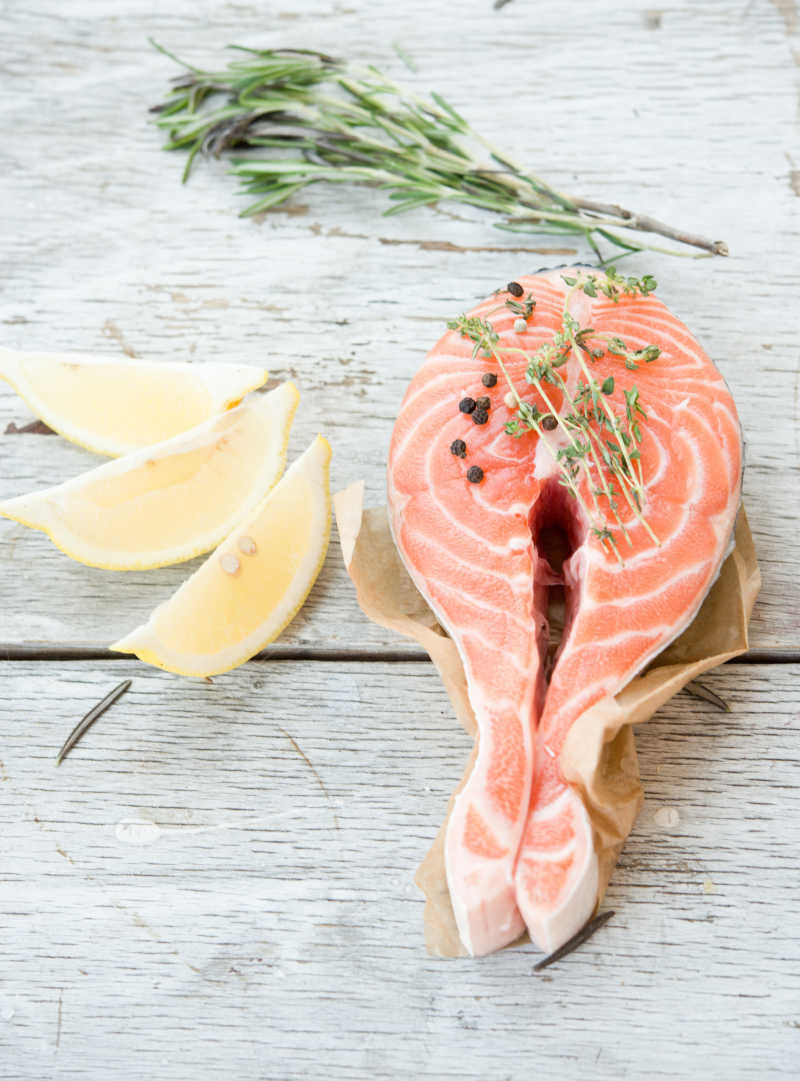 新鲜的三文鱼刺身食材