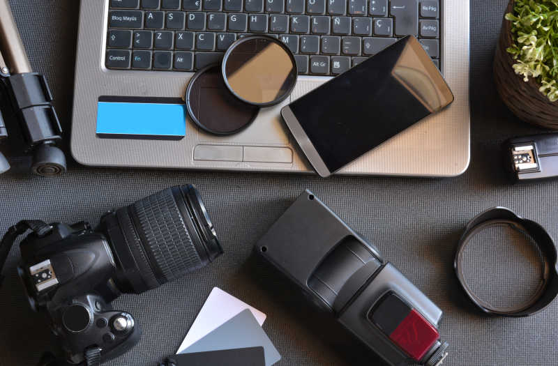 桌上的摄影机和电脑