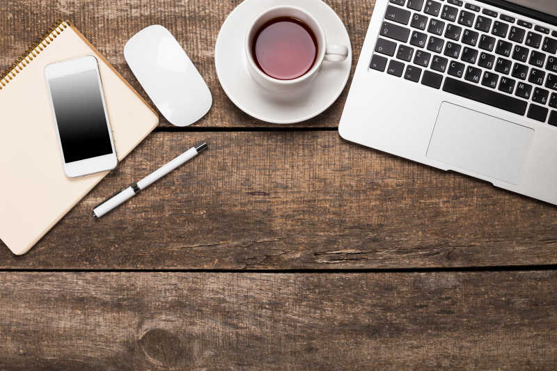 桌上的电脑和记事本