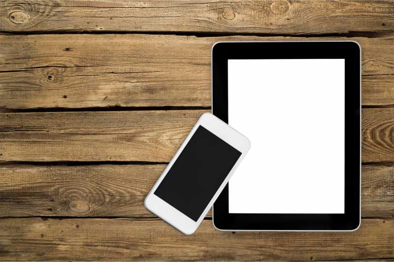 桌上的手机和iPad