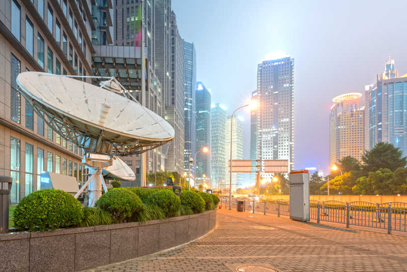 大厦前接收信息数据的卫星天线