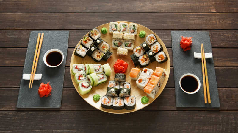 美味的寿司和两副碗筷