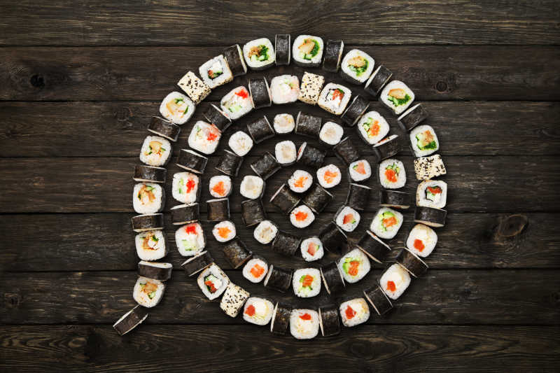 摆成圈的寿司卷