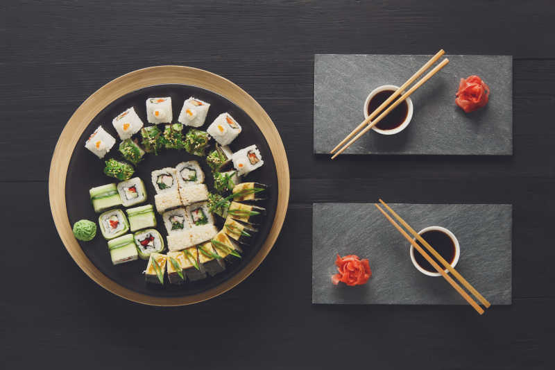 黑色木材上的寿司真希