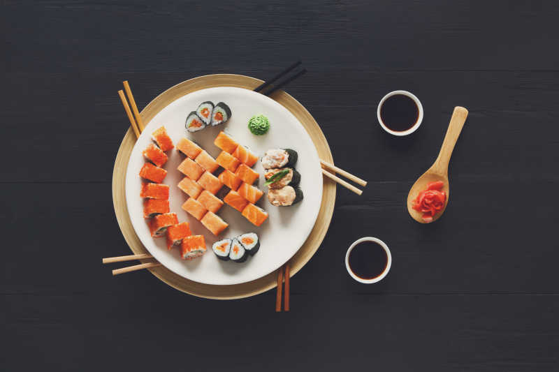 盘子中的寿司真希