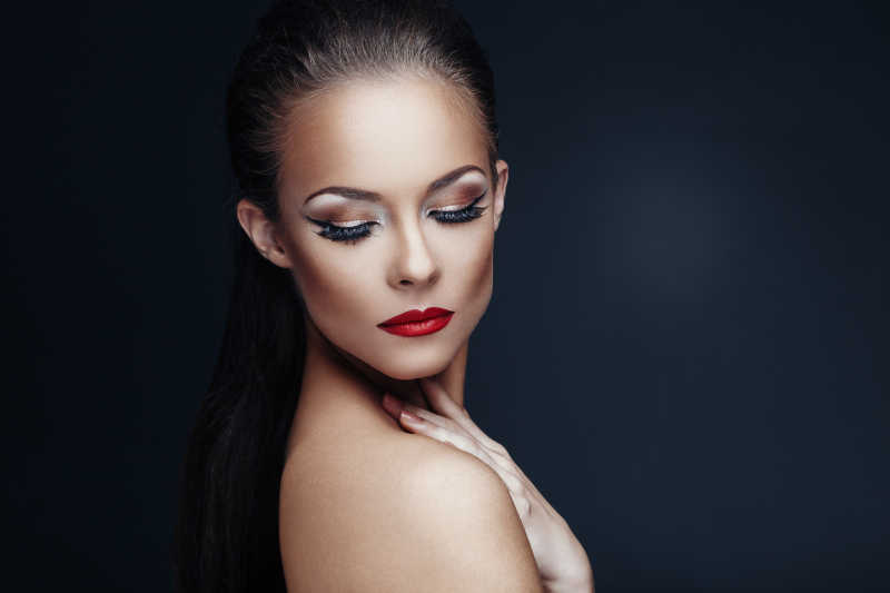 拥有完美妆容的美女肖像