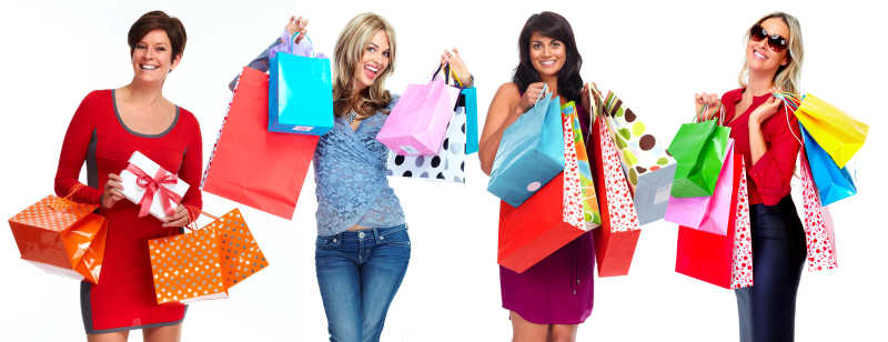 四个拿着购物袋的兴奋的美女