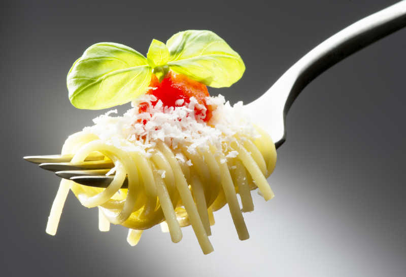 刀叉上的意面特写