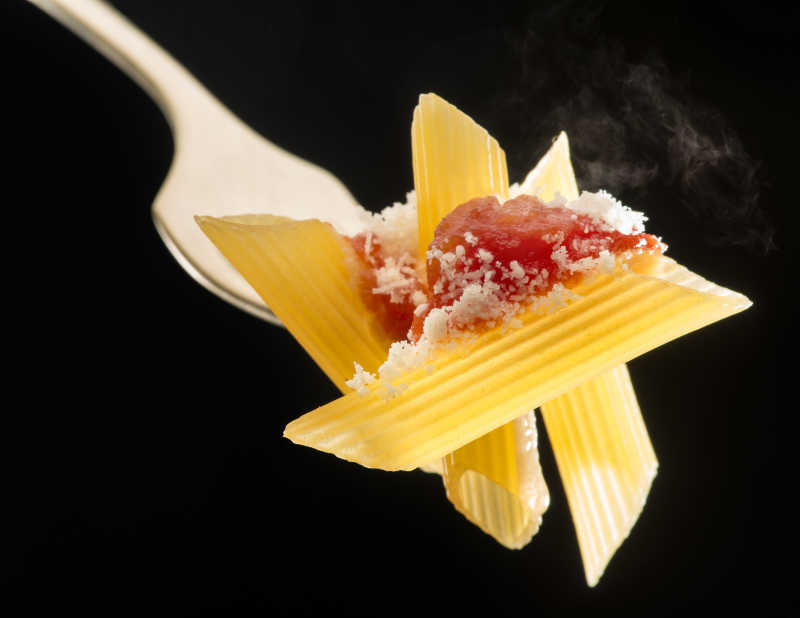 意大利通心粉和番茄酱特写