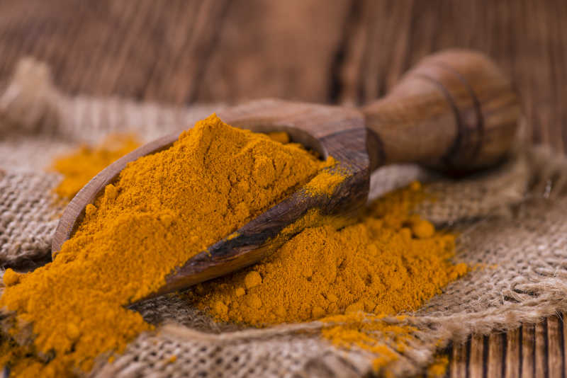 木制桌面姜黄粉特写