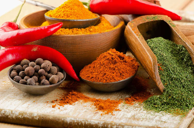 砧板上的香料粉