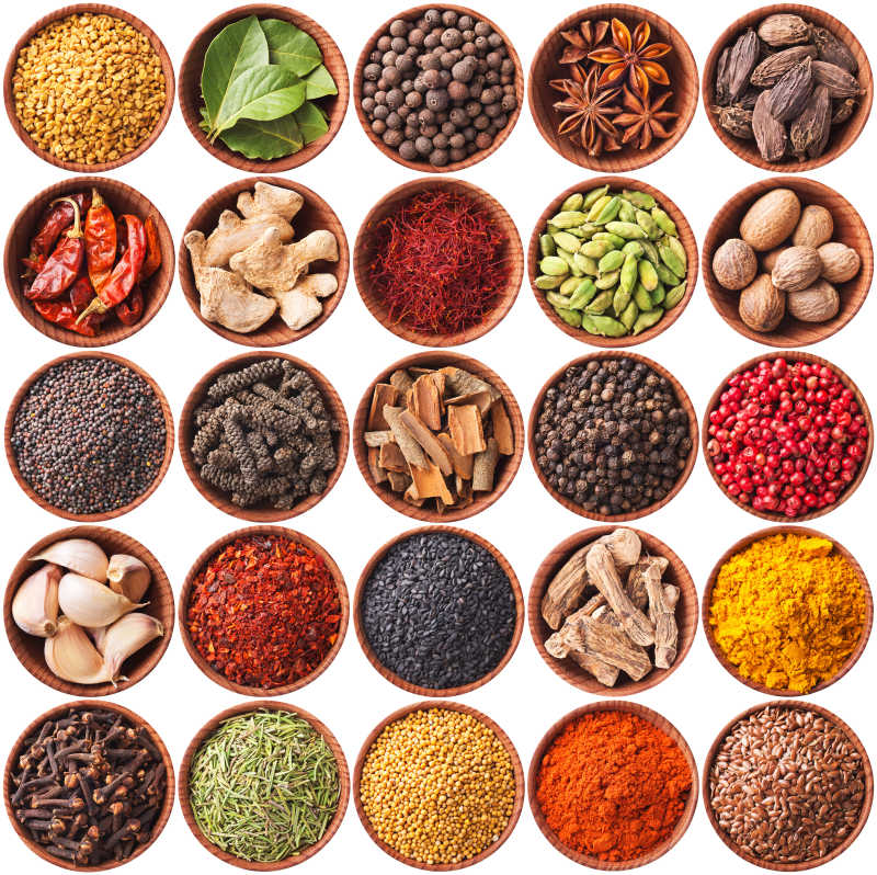 木碗里的不同种类香料