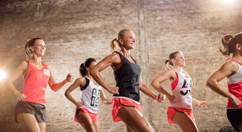 做运动的五个年轻人