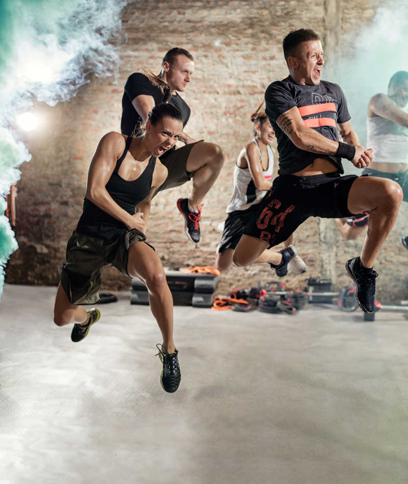 跳健身操的四个年轻人