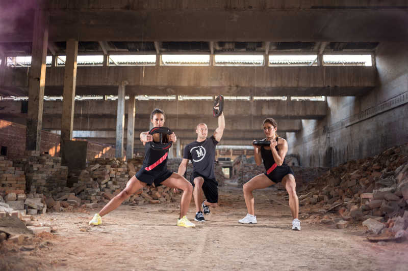 积极进行健身的三个年轻人