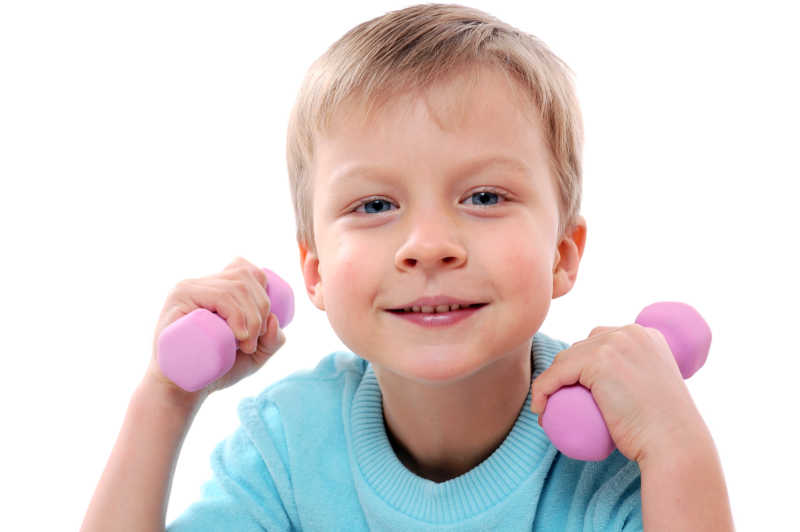 拿着粉色哑铃的小男孩