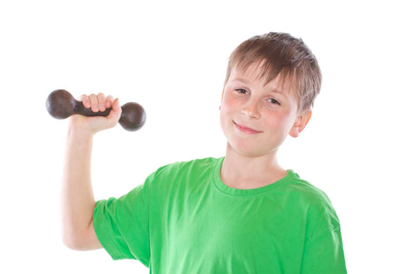 拿着哑铃的快乐的小男孩