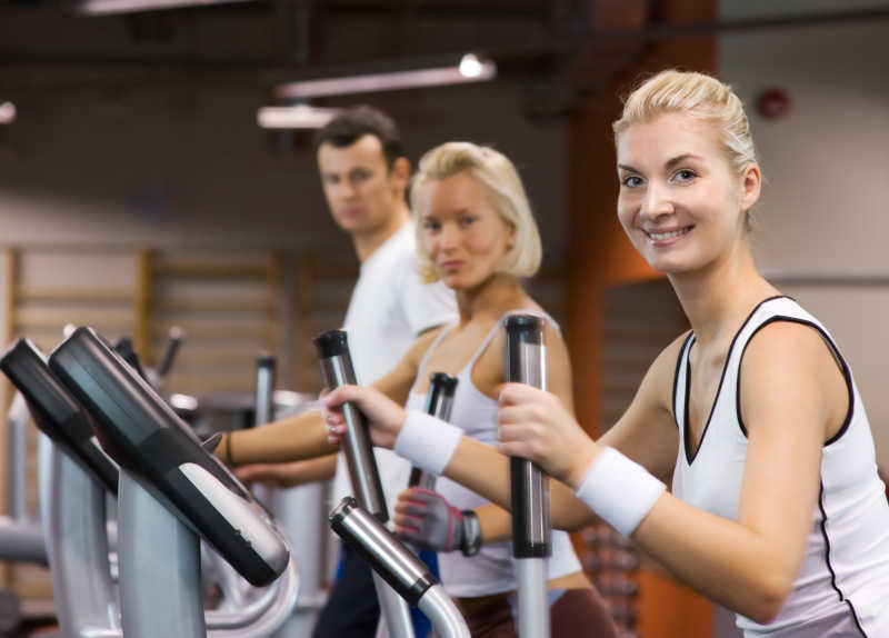 三个慢跑的年轻人