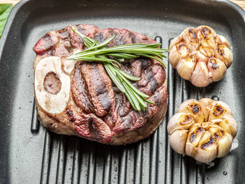 烤牛排和烤大蒜
