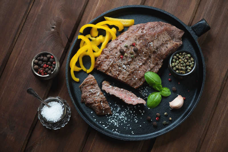 烤牛排和香料特写