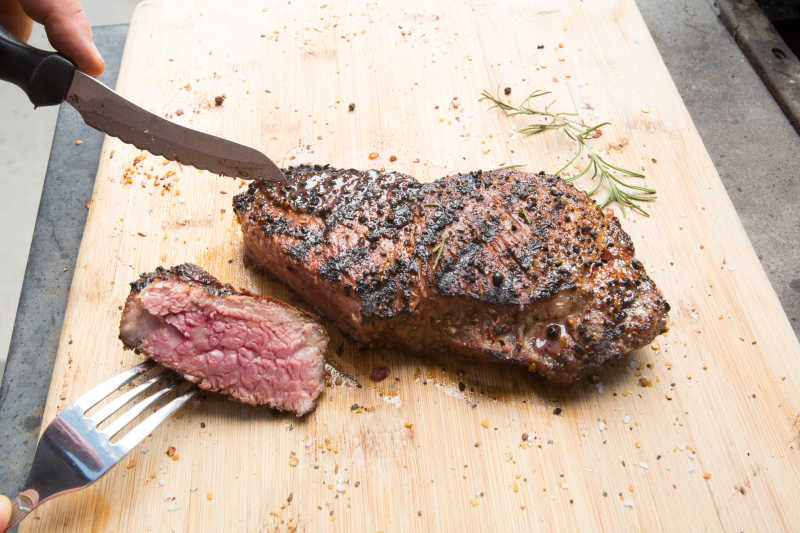 烤牛肉加碎胡椒粉和盐特写