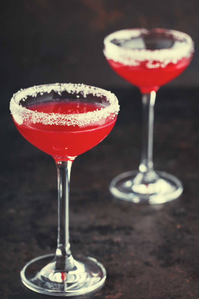 玻璃杯中的红色鸡尾酒