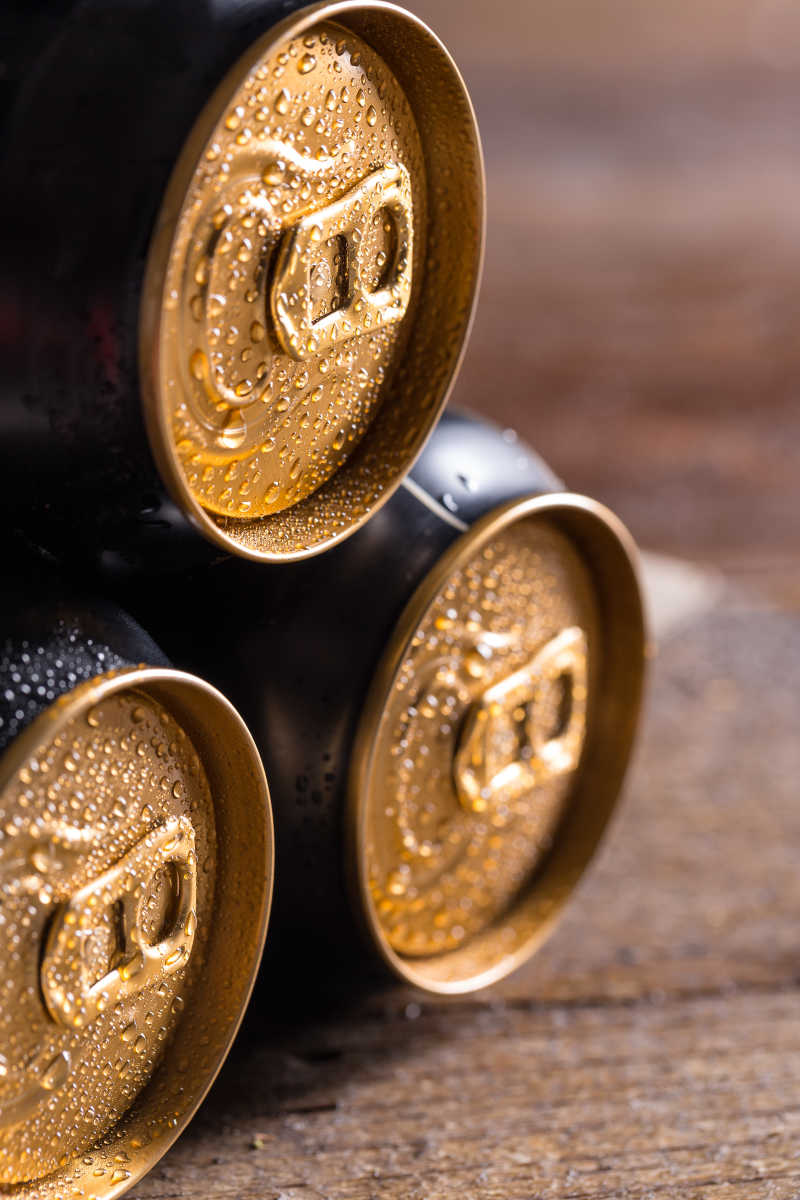 啤酒罐上的水珠