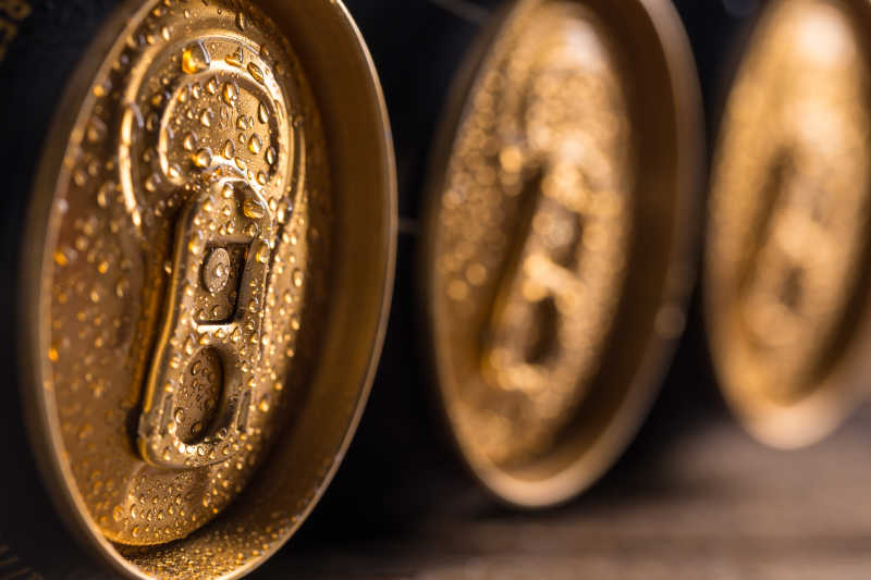 带水滴的啤酒罐