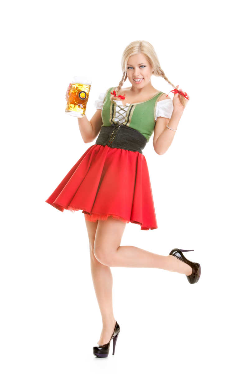 美女拿着啤酒杯