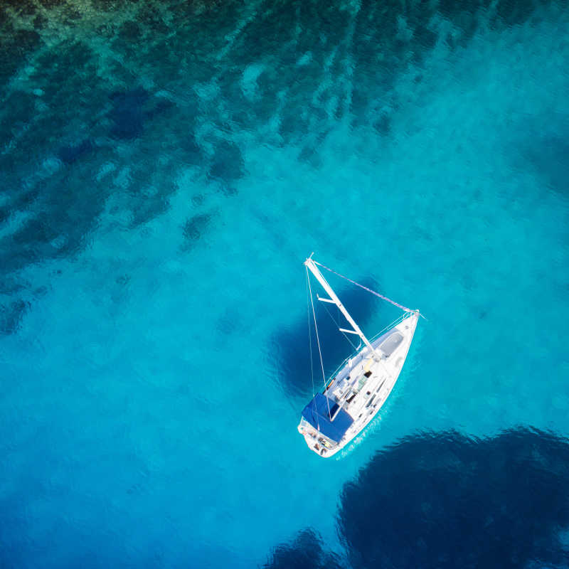 静止的海洋帆船图片 平静的海面上静止的海洋帆船素材 高清图片 摄影照片 寻图免费打包下载