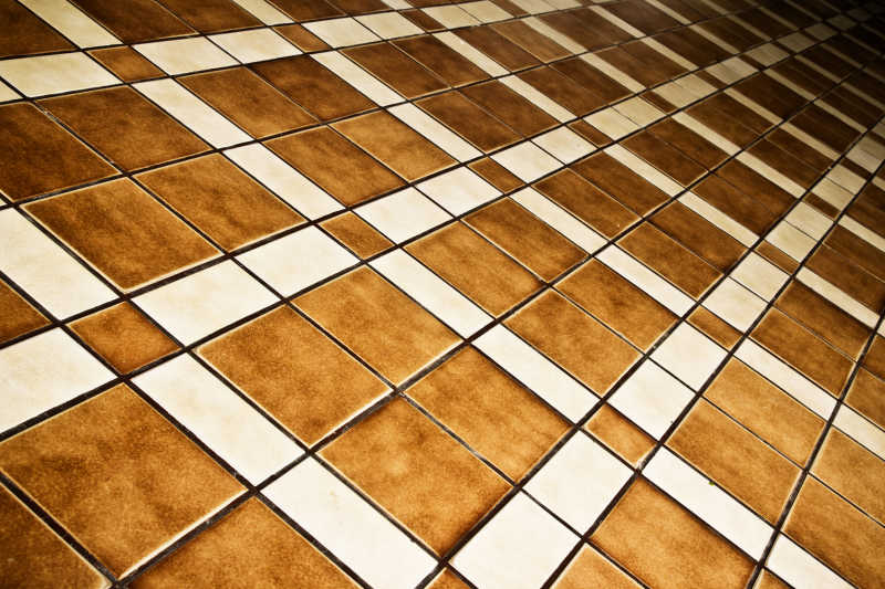棕白色交错的陶瓷地板