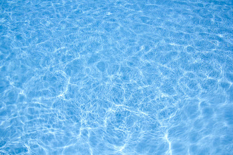 游泳池里干净的水