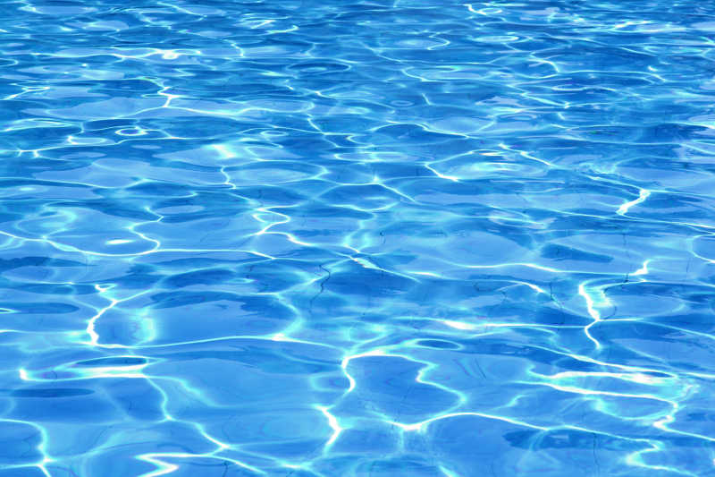 清澈的水图片 蓝色游泳池里清澈的水素材 高清图片 摄影照片 寻图免费打包下载