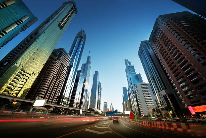 迪拜的Sheikh Zayed路在日落的时候的景色