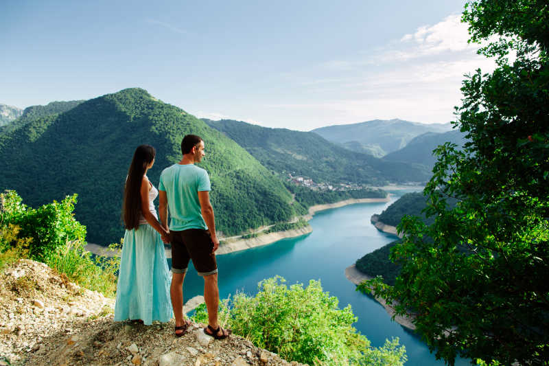 著名山间旅游的年轻夫妇