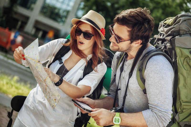 户外旅游的情侣夫妇